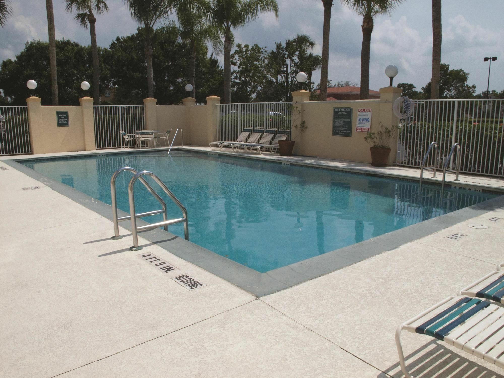 La Quinta By Wyndham Melbourne Viera Hotel Exterior photo